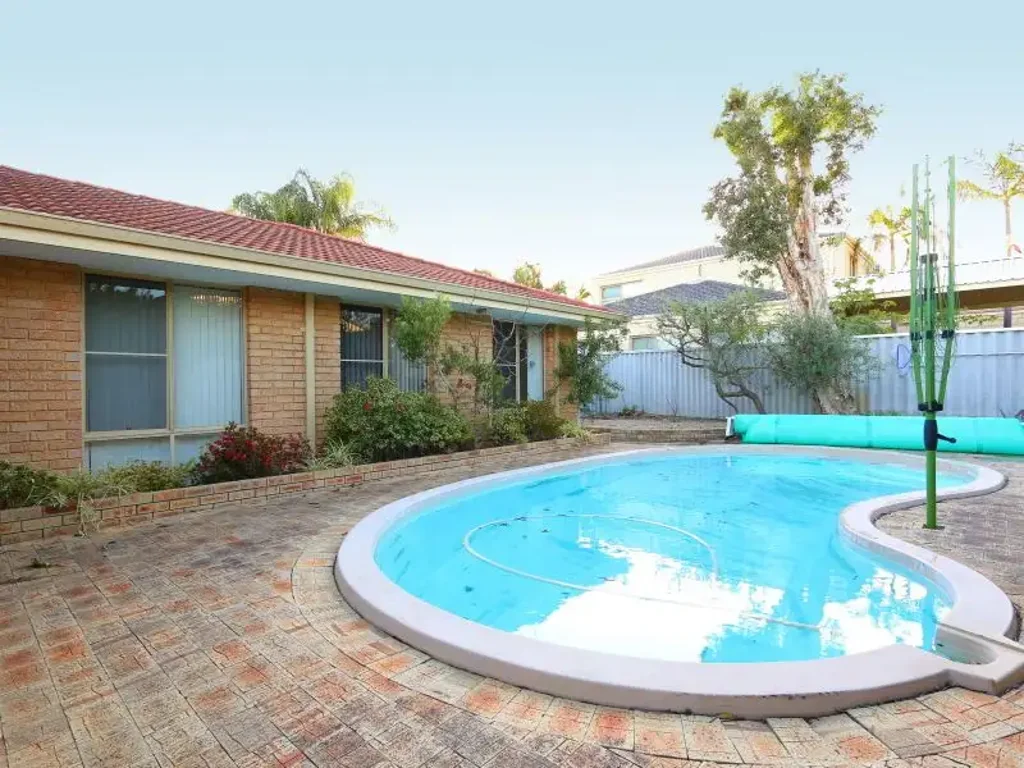 Great Family Home with Pool Opposite Shirley Strickland Reserve