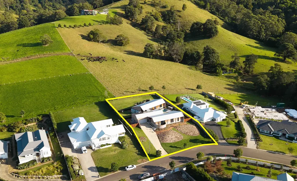 Berry 4房  Elevated Half Acre Luxury Backing onto Pastures