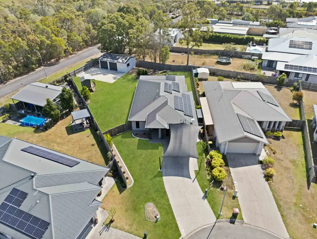 Urangan 5ਬੈੱਡਰੂਮ SPACIOUS FAMILY LIVING WITH DUAL STREET ACCESS & ROOM FOR ALL THE TOYS!