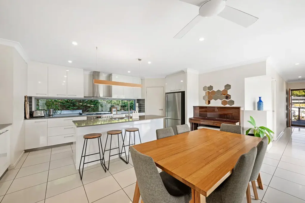 Aroona 3房  Elevated Light filled home in desirable locale