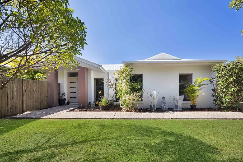 Birtinya 3房  Spacious Family Living on a Prime Corner Block – Walk to the Water & Hospital Precinct