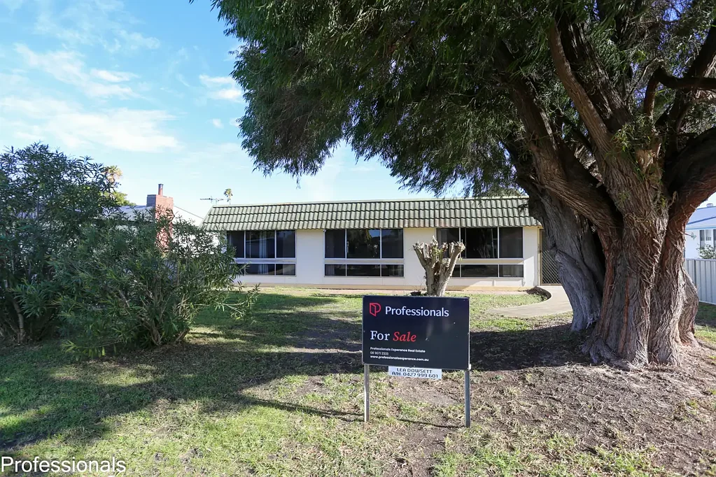 Castletown 2 Bedroom Space, Huge Shed and Endless Potential