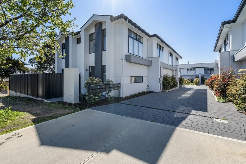 Morphett Vale 2房  Contemporary Townhouse Living with Everyday Convenience