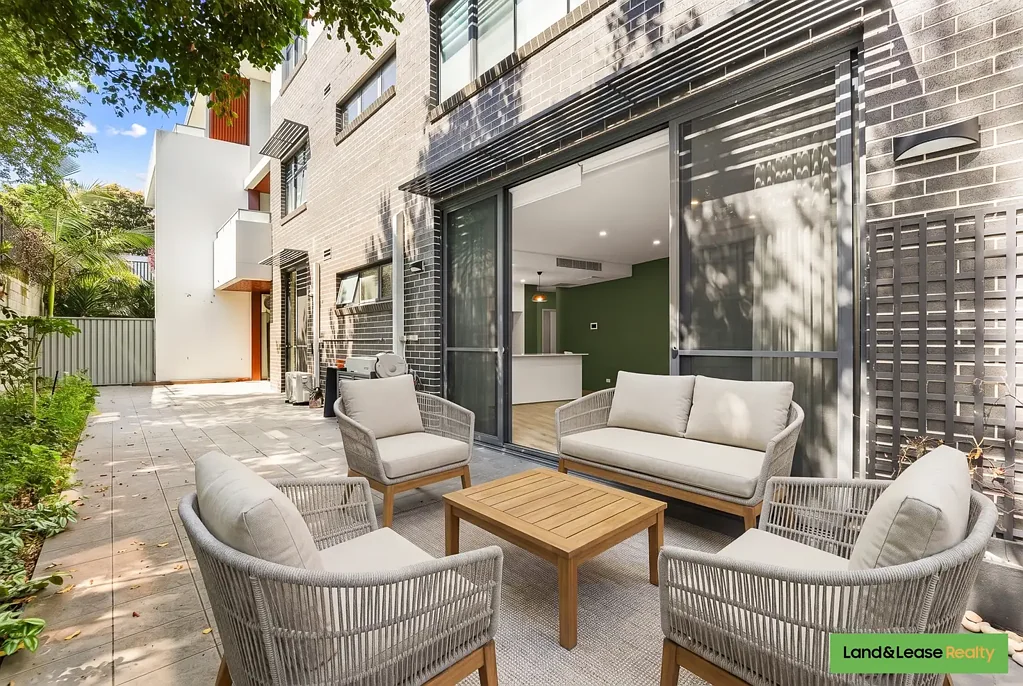 Roselands 2બેડરૂમ Oversized 199 sqm North facing Ground-floor Apartment with Huge Courtyard