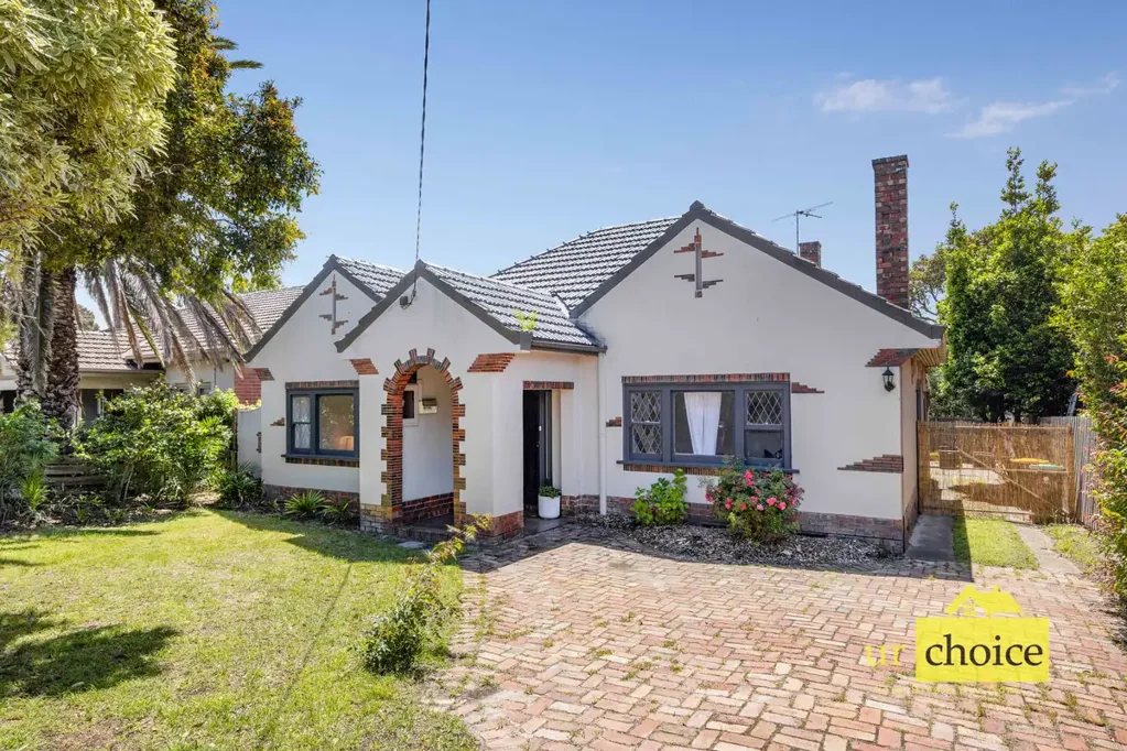 Malvern East 5房 宽敞581㎡地块 精美翻新 Miele电器 四卧大宅 多功能空间 私人花园 优越位置 交通便利 Blend of Period Grandeur, Ornate ceiling, Big family house ( Multistory development options New HCTZ1  Zone and NO HERITAGE Overlays)