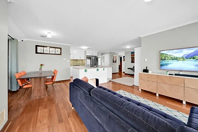 लिविंग रूम - 2 Ison Court, Caversham, WA 6055