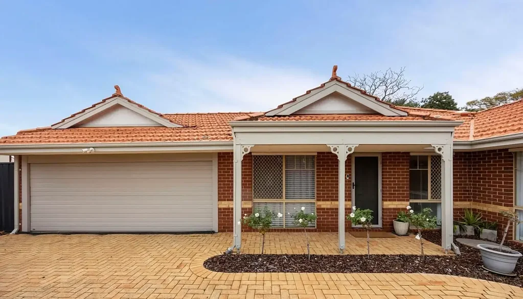 Stunning Family Retreat: Modern Living Near the River