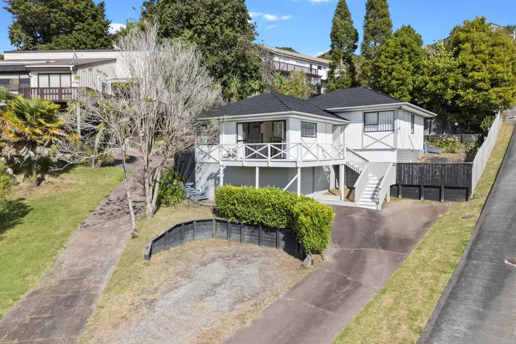 Glenfield 3 Bedroom Elevated Position, Views + Convenience!