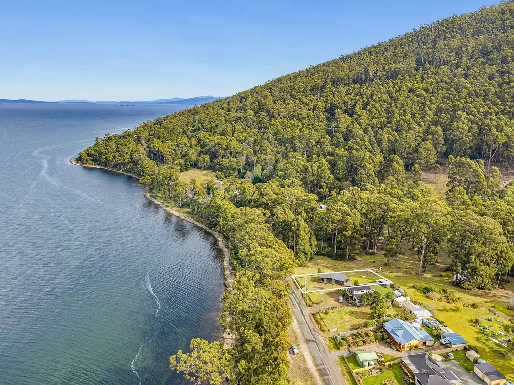 Gordon 2 Slaapkamer Upgraded home directly opposite the waterfront.