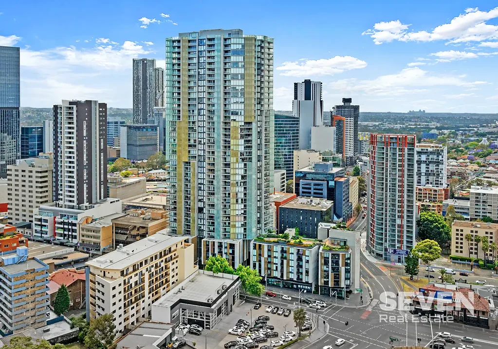 Parramatta 1房 West Village现代公寓 宽敞开敞空间 优质装修设计 燃气灶电器 采光充足起居 阳台娱乐空间 独立书房区域 时尚浴室设计 中央空调舒适 便捷生活区位 Elevated Urban Living in a Premier Parramatta Address