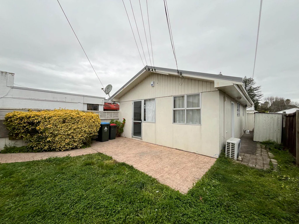 Fantastic Onehunga Location – 2 Bedroom Home