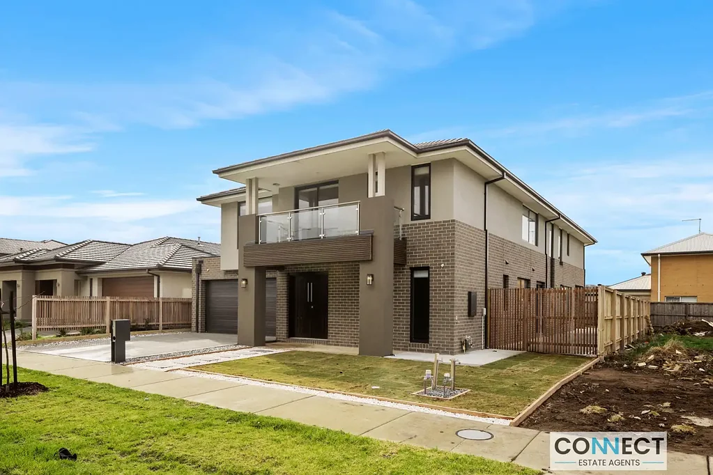 2 Hairpin Close, Clyde North, VIC 3978