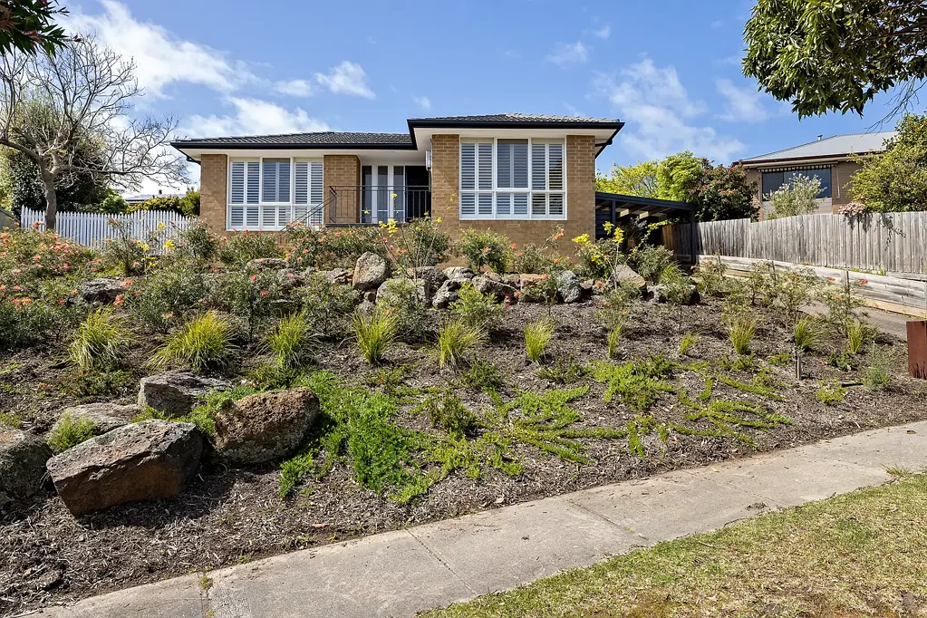 Cosy family home with stunning views!!