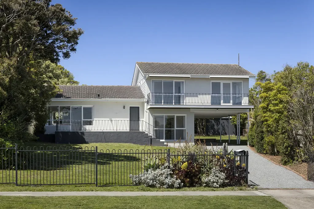 Frankston South 4Phòng ngủ Sea change boasting sweeping bay views in the Frankston High Zone (937m3)