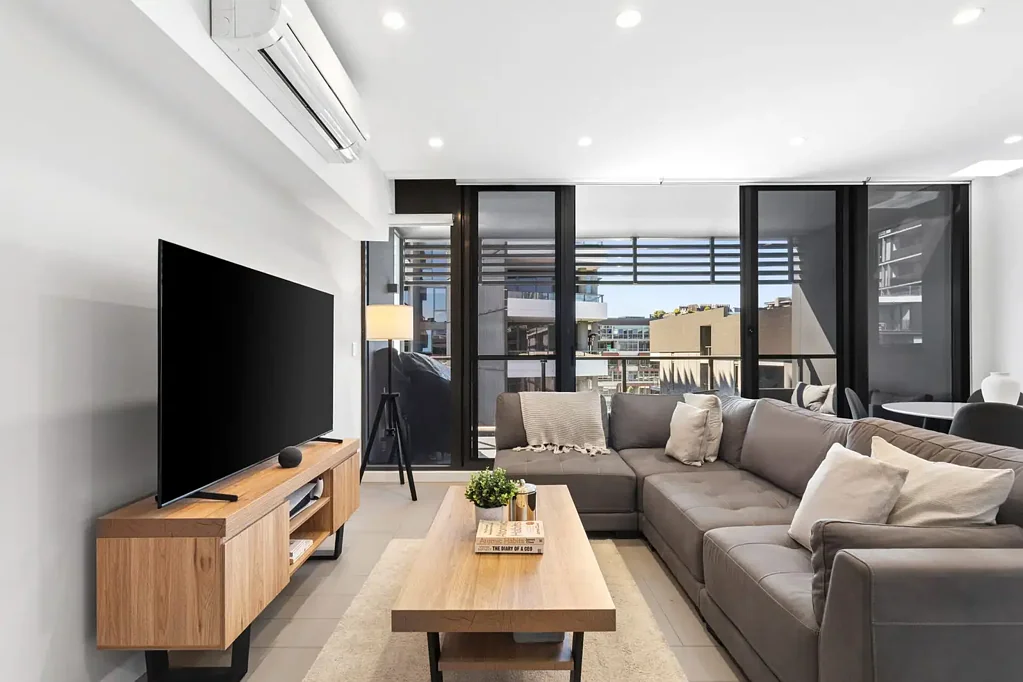 Poolside Apartment Plus Parking & Study Nook