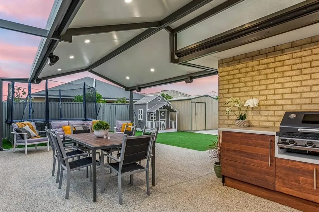 MODERN FAMILY LIVING WITH THEATRE, ALFRESCO & DUCTED AIR CONDITIONING