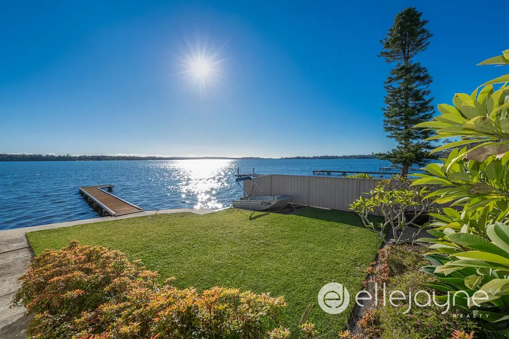 Bonnells Bay 3房  Rare North-Facing Absolute Waterfront with Private Jetty