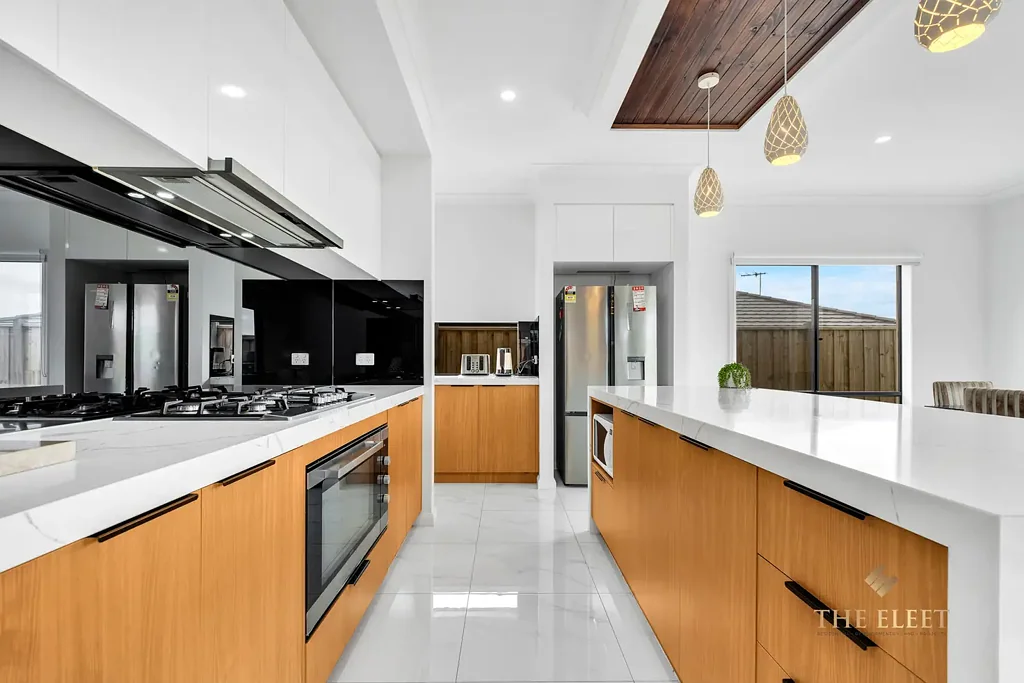 Wyndham Vale 4 Slaapkamer Near-New Modern Luxury I North-East Facing I 2 Living I Refrigerated Cooling I 400m2 I High Ceiling
