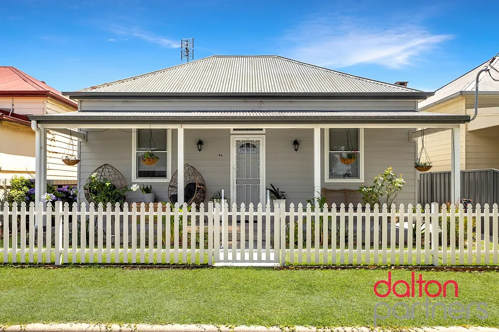 South Maitland 3침실 Double-Fronted Beauty with Bonus Rear Lane Access