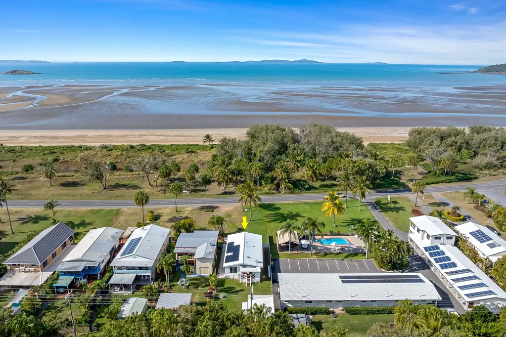 Kinka Beach 4ਬੈੱਡਰੂਮ Coastal Luxury Meets Timeless Character - Opposite the Beach at Kinka