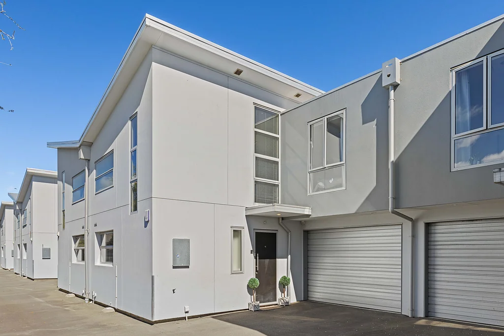 Riccarton 3ห้องนอน Location, school zoning & bang for your buck!