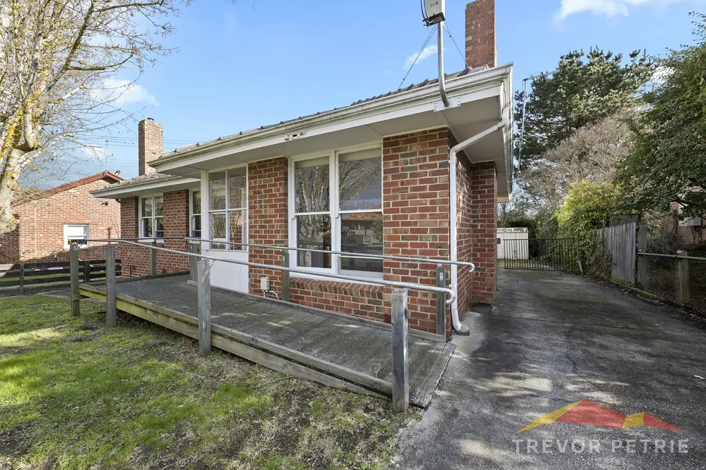 Ballarat East 2房  Classic Brick Charm on a Generous Allotment