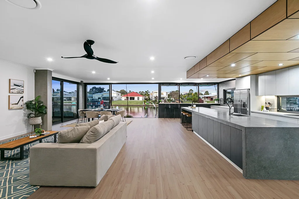 Pelican Waters 4कमरा WATERFRONT RESIDENCE IN PREMIER POCKET!
