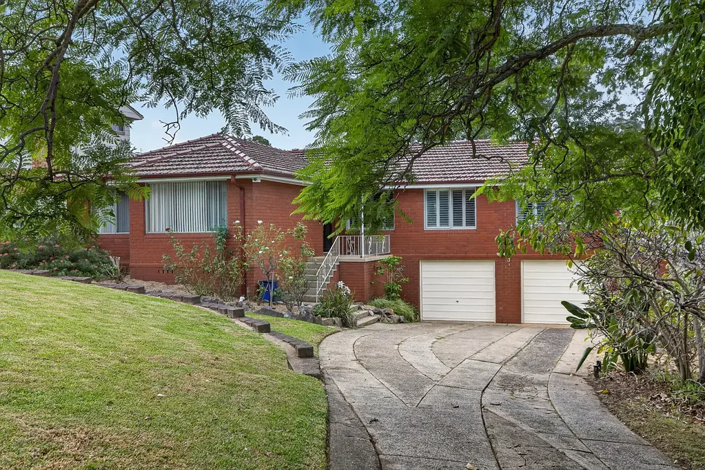 Leumeah 4房  Family Living on 897m2 Block with Poolside Entertaining!