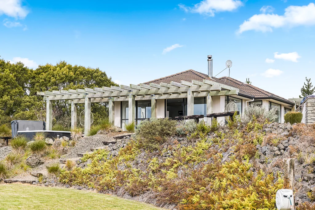 Waitoki 6房  Brick & Tile Lifestyle Retreat with Bonus Income