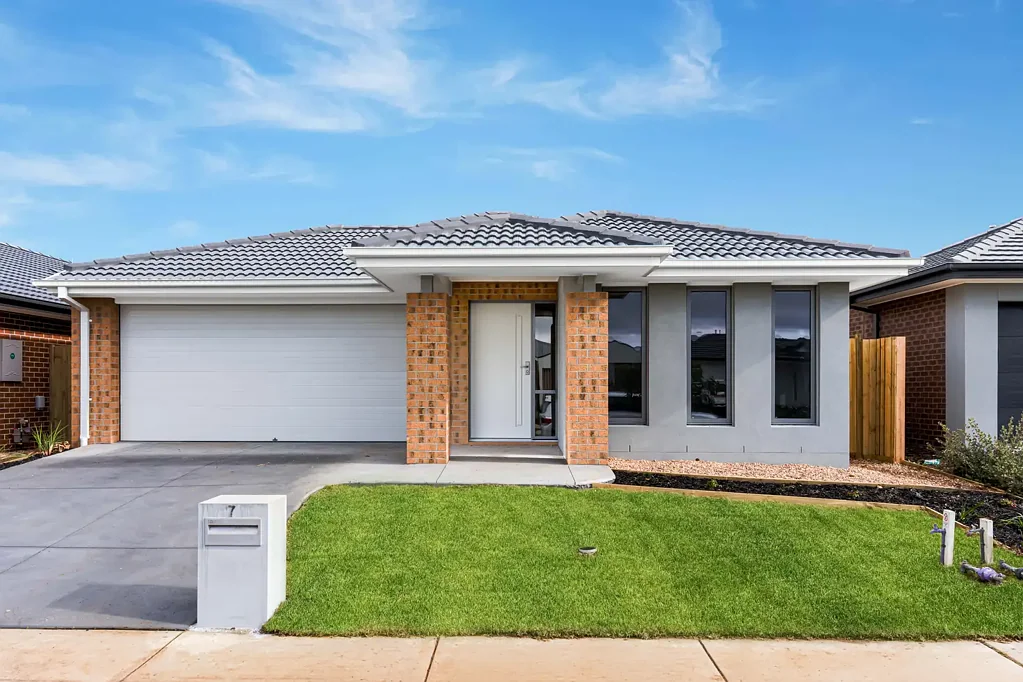 Brand New Low Maintenance Family Home in Armstrong Creek!