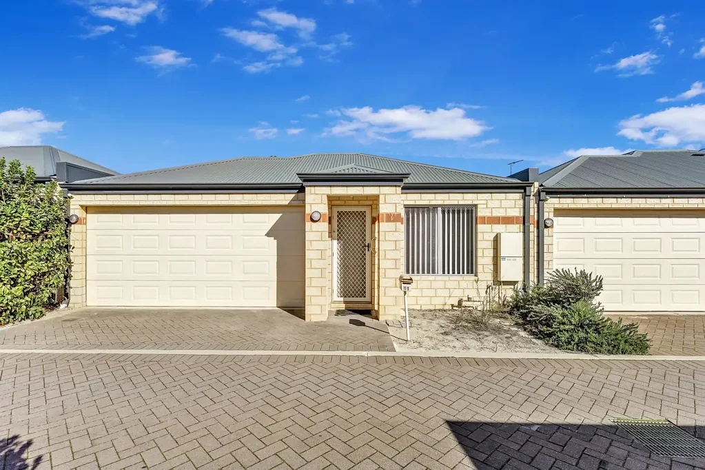 Armadale 3部屋 Private Rear Villa with Double Garage and Easy-Care Courtyard!