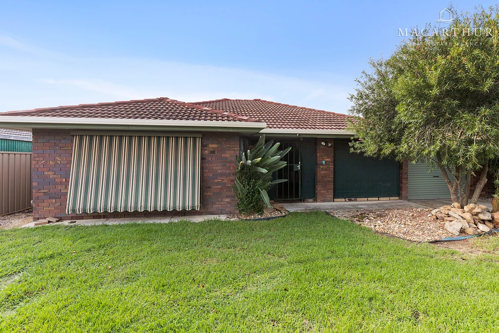 11 Pinaroo Drive, Glenfield Park, NSW 2650