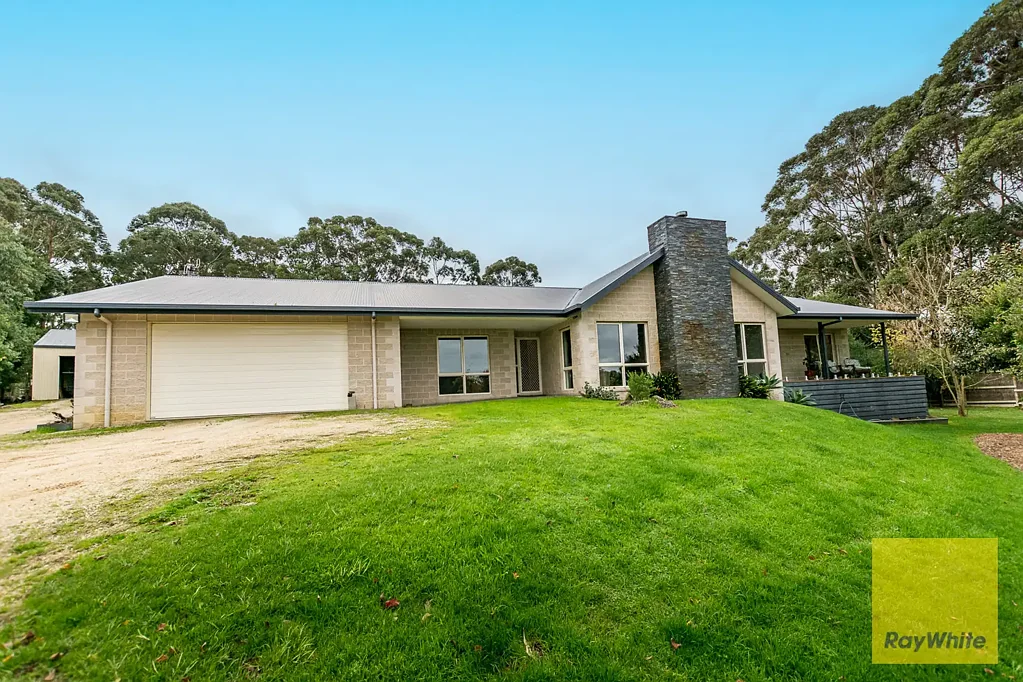 Family Home on 1 Acre Backing Onto Golf Course