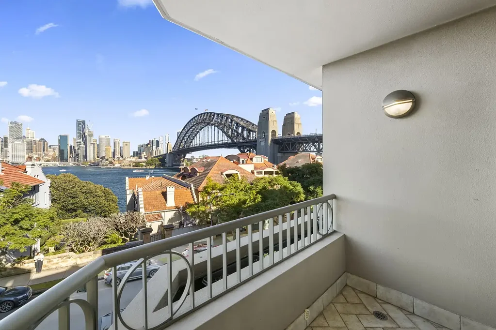 Prestigious Building with Harbour Views
