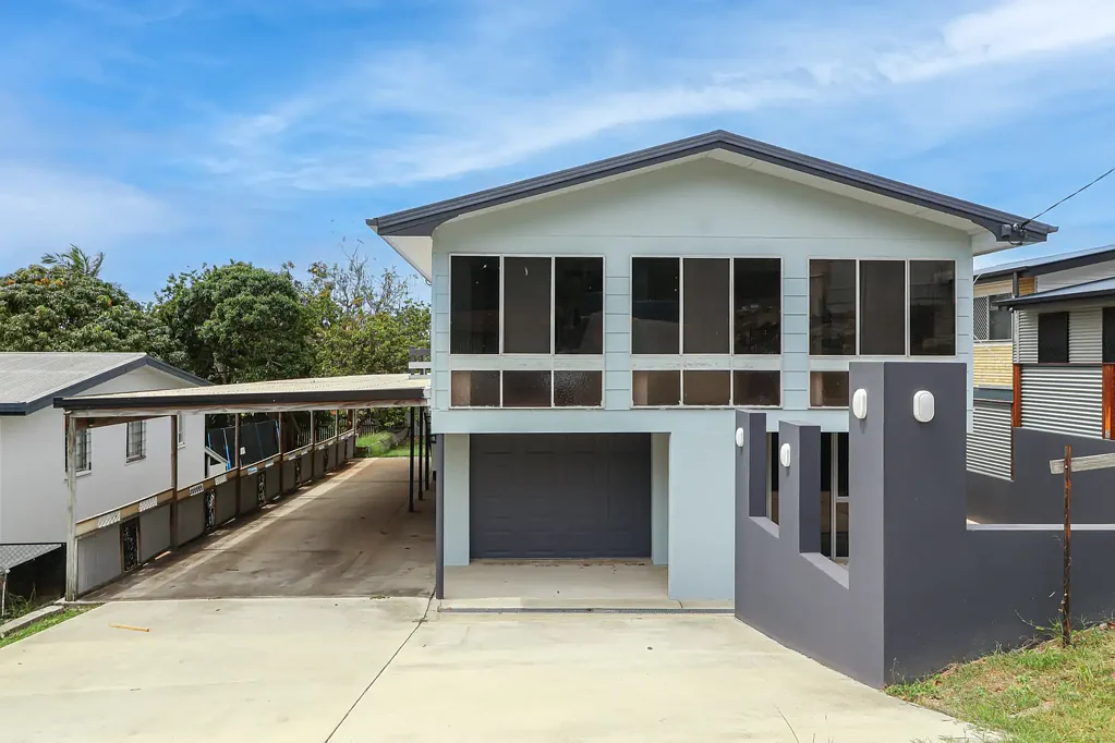 LARGE DUAL LIVING FAMILY HOME IN SOUTH GLADSTONE