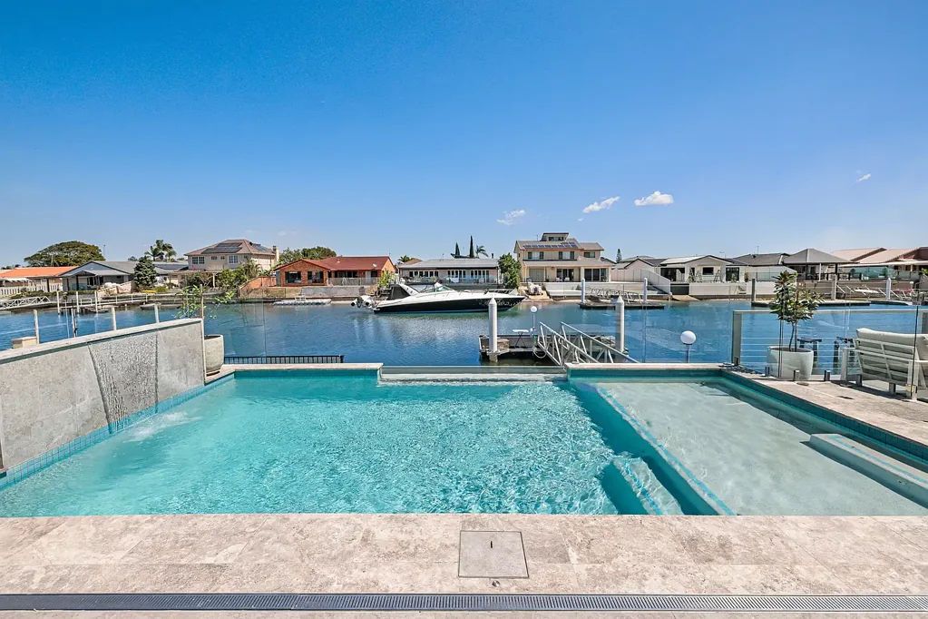Paradise Point 5房  Supersized Waterfront Living - 18.1m* Frontage - Coastal Location