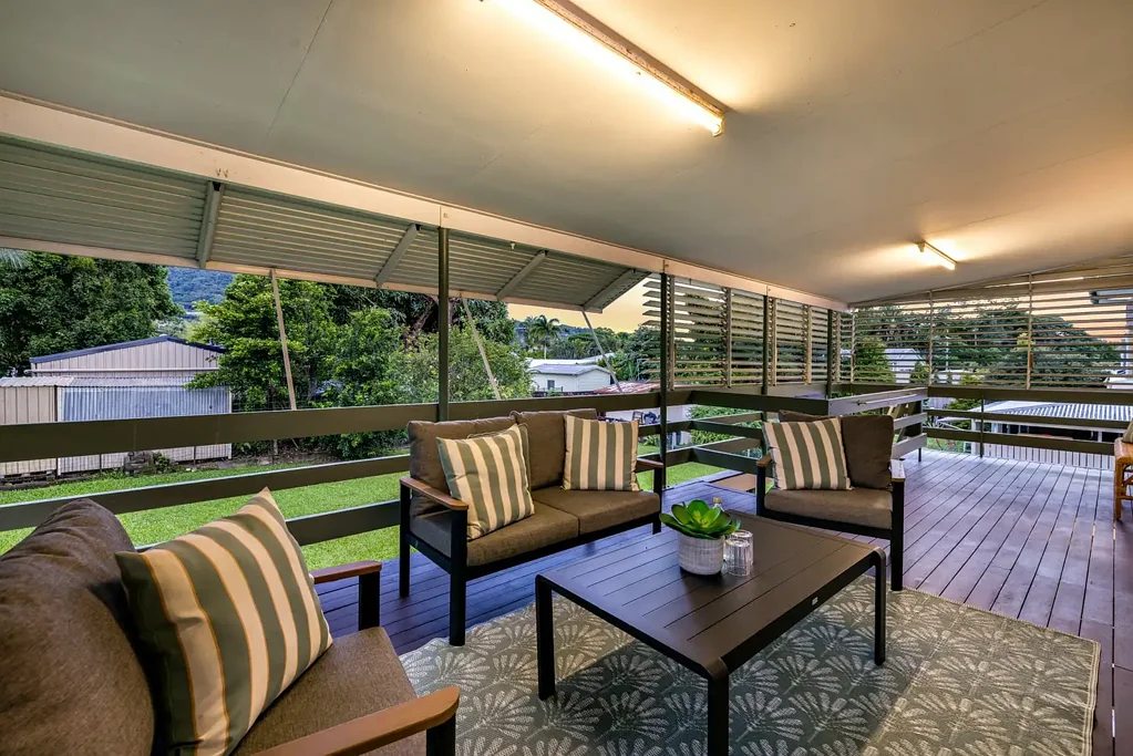 Edge Hill 5房  Double Storey Queenslander Style Home with Dual Living.
