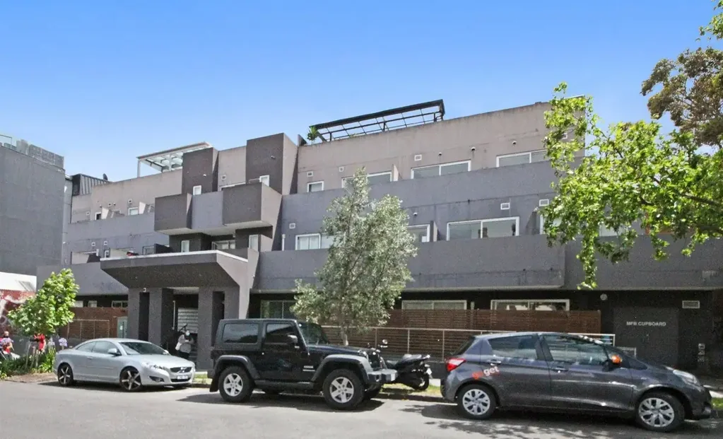 Ultimate Student Location: 1-Bed Plus Sunroom in the Heart of Hawthorn
