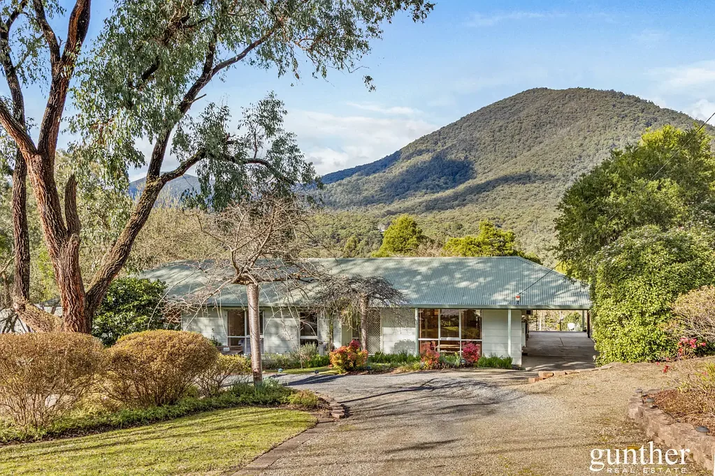 Healesville 4कमरा First Time Offered – Spacious Family Living on Approximately One Acre