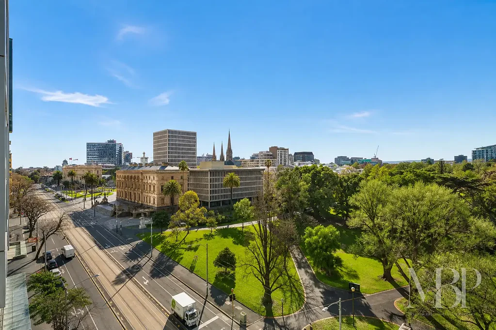 Melbourne 1房 墨尔本地标环绕 高层城市景观 时尚石材厨房 私人带顶露台 现场大楼服务 温水泳池产权车位 A Landmark Address. A Lifestyle to Match.