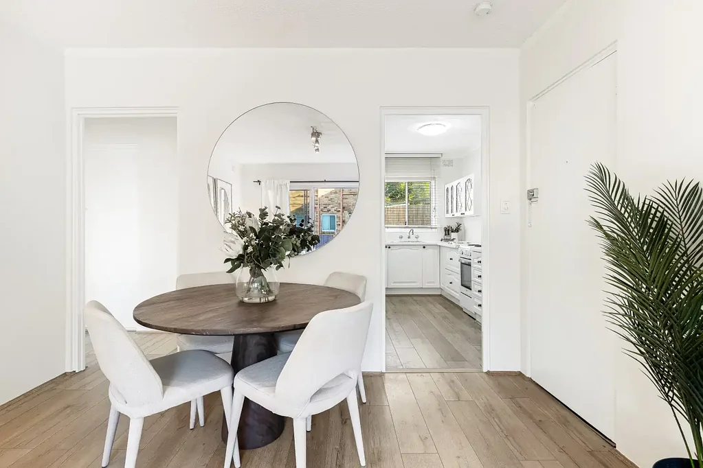 Bright and Breezy Apartment in Prime Location