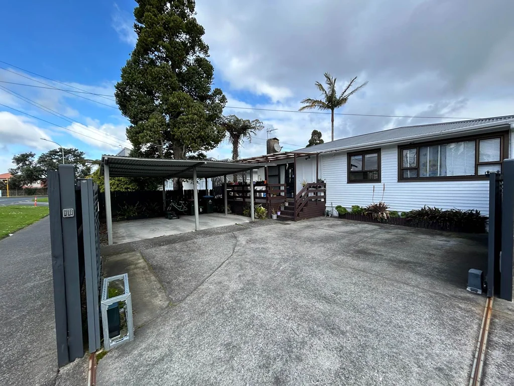 Warm & Welcoming 4-Bedroom Family Living in Av...