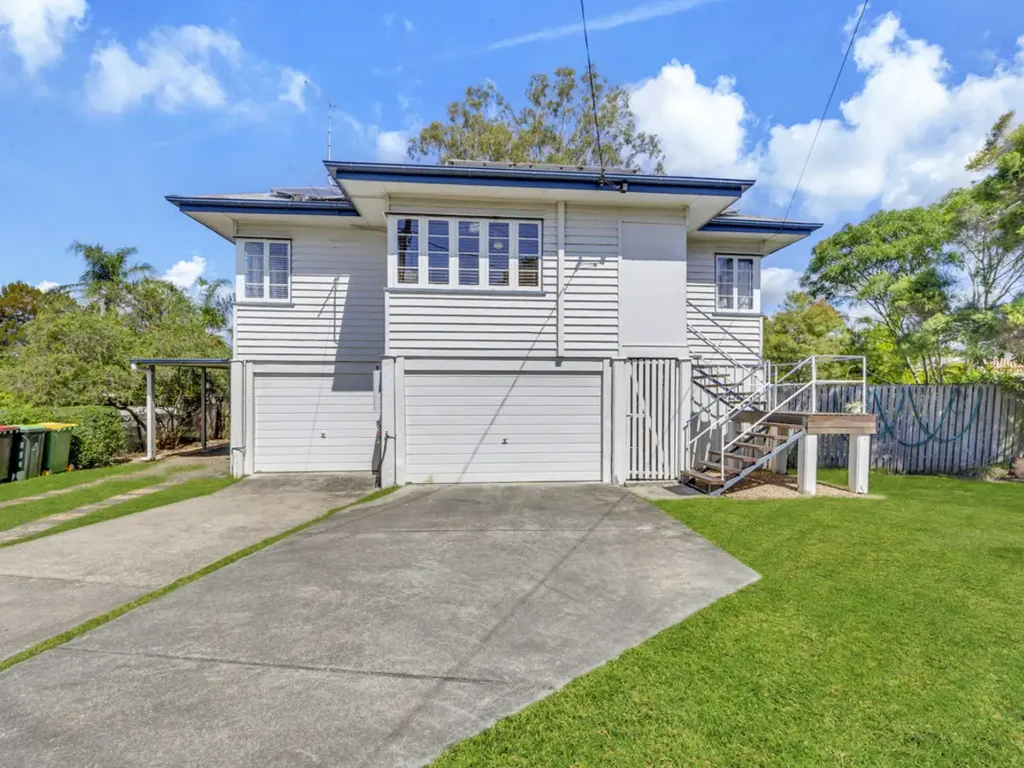 Leichhardt 3房 三卧独立宅 802m2宽地 高天抛光木地板 Belling燃气灶 太阳能系统 三车位带电卷帘门 后阳台观景放松 Big Block, Big Deck, Big Potential!