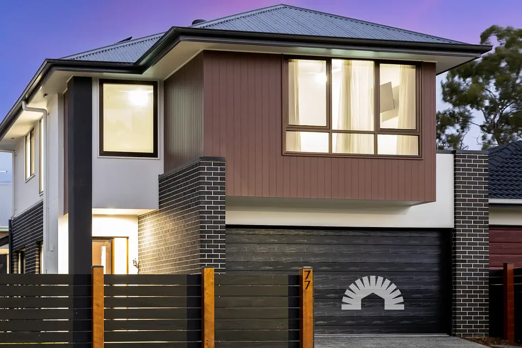 Morayfield 4房  现代家庭生活，在安静的莫雷菲尔德庄园享受泳池边的娱乐  Modern Family Living with Poolside Entertaining in a Quiet Morayfield Estate