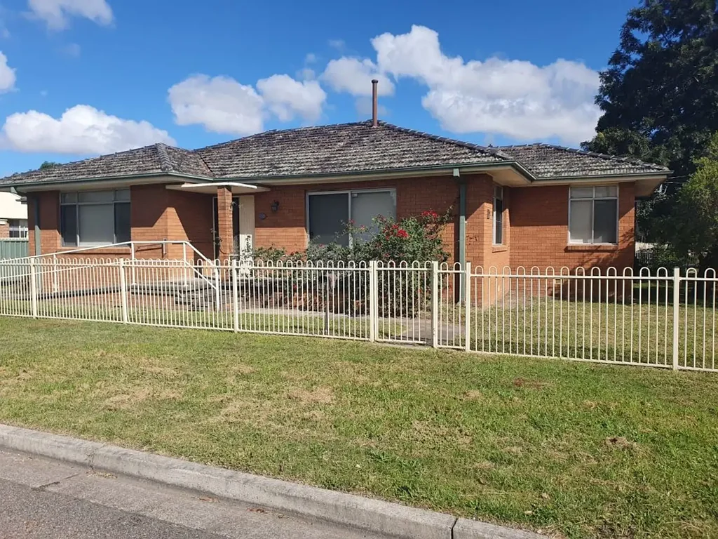 DUCTED AIR IN THIS VIBRANT AND BRIGHT 4 B/R HOME HANDY TO TOWN WITH FENCED LEVEL YARD