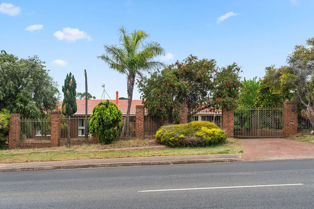 Reynella 3 Bedroom Two Living Zones, Alfresco Appeal & A Sauna Surprise