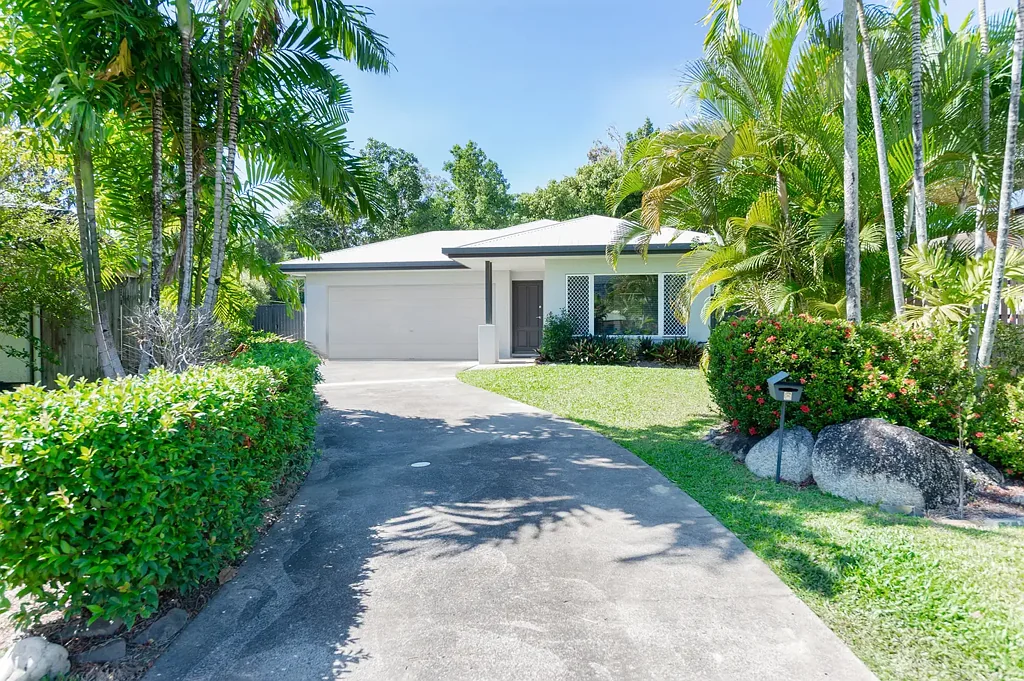 4 BEDROOM: 2 BATHROOMS FULLY FURNISHED HOUSE: POOL