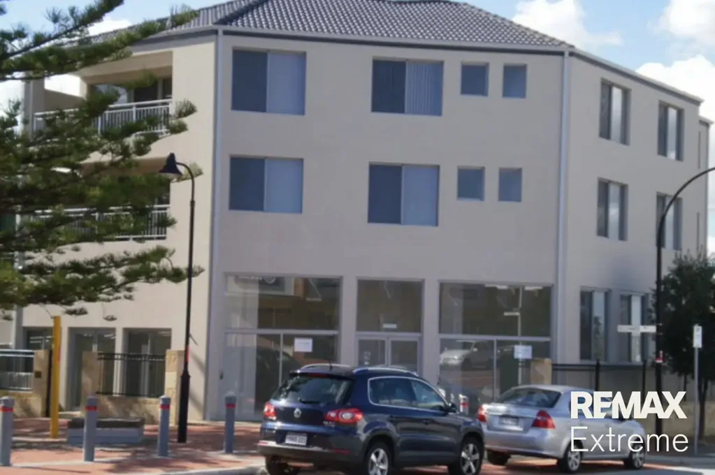 Top Floor Open 1x1 Studio Apartment, Walk to Everything!