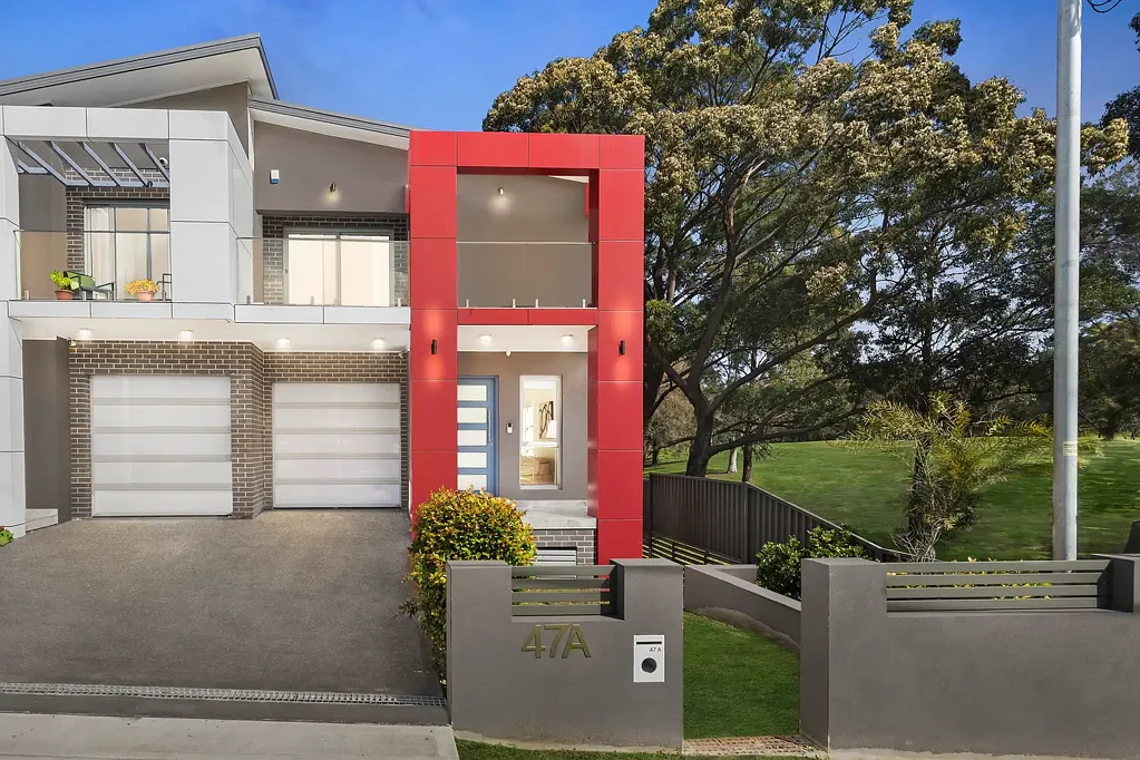 Mortdale 5房 五卧三卫独立卫浴 宽敞开放空间 室内外无缝衔接 大型露台烧烤设施 车库加两车位 全景高尔夫视野 侧门通道 全砖结构 中央空调 Luxurious Family Living with Stunning Golf Course Views