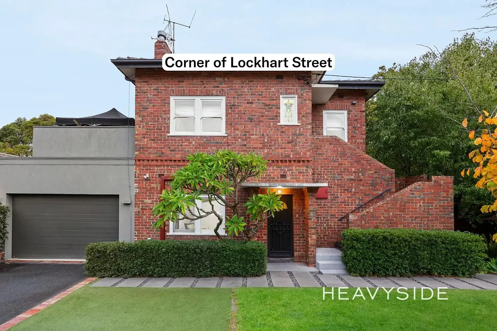 Camberwell 2房 1930年代特色 3.1米高顶 抛光硬木地板 宽敞石制厨房 巨大后院庭院 露台娱乐空间 超大卧室花园景观 分体式空调 安全超大型车库 1930s Classic Art Deco | Ground Floor Living | Car Access via Lockhart Street